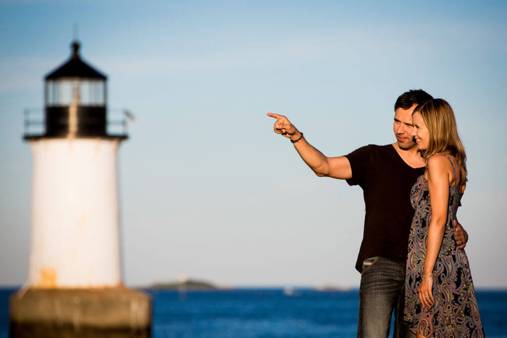 Kihlapari meren ja majakan edessä Salemissa Massachusettsissa