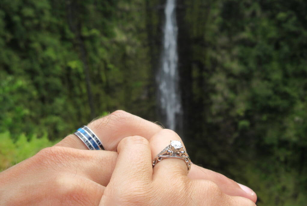 Kihlasormukset Akaka Falls -vesiputouksen edessä Havaijilla Big Island -saarella