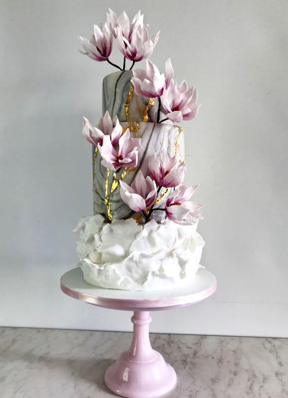 Art o Cakesin Sonja Crockfordin upea sokerimassamagnolioilla koristeltu kakkuluomus