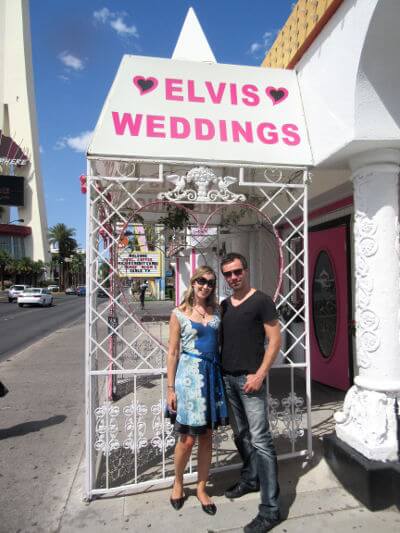 Kihlapari Elvis-vihkikappelin edessä Las Vegasissa