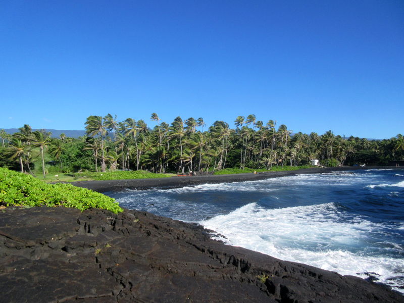 Musta laavahiekkaranta Punalu'u Beach Havaijilla Havaijin saaren etelärannikolla